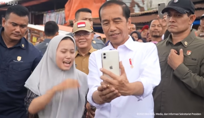 Presiden Jokowi berfoto bersama masyarakat saat meninjau Pasar Kepahiang, Bengulu. (Foto: PMJ News/YouTube Setpres)