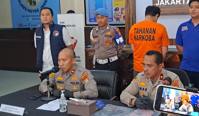 Polres Metro Jakarta Selatan menggelar perkara penangkapan artis Bobby Joseph terkait penyalahgunaan narkoba. (Foto: PMJ News/Fajar)