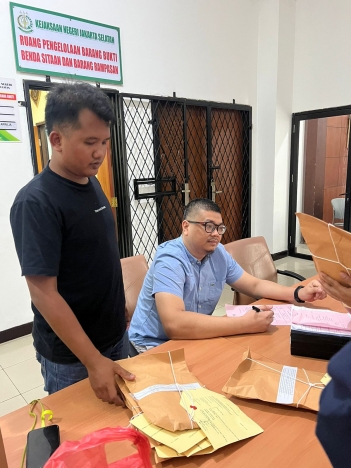 Pelaku penempel QRIS Palsu dilimpahkan ke Kejaksaan Negeri Jakarta Selatan. (Foto: PMJ/Ist).