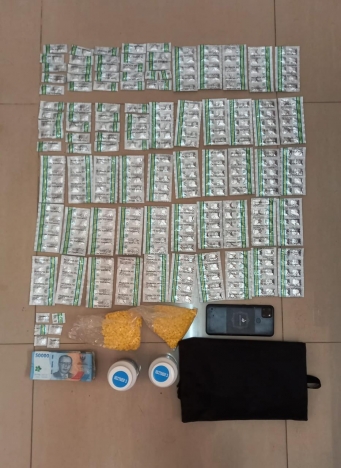 Ribuan obat tanpa izin edar diamankan polisi. (Foto: PMJ News)