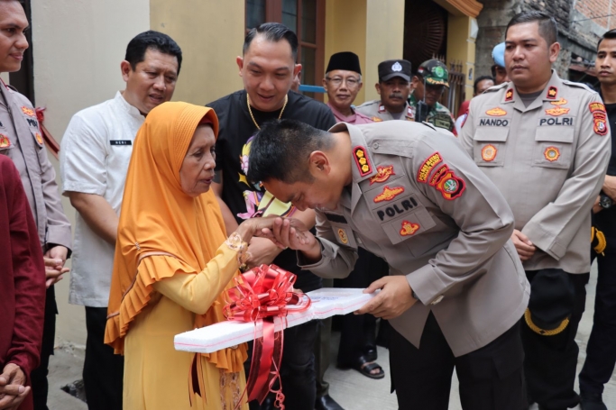 Polres Jakbar bakti sosial dengan melakukan peresmian bedah rumah. (Foto: PMJ News)