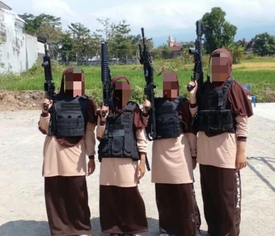 Santriwati di Jawa Timur foto dengan senjata api laras panjang. (Foto; PMJ/Twitter).