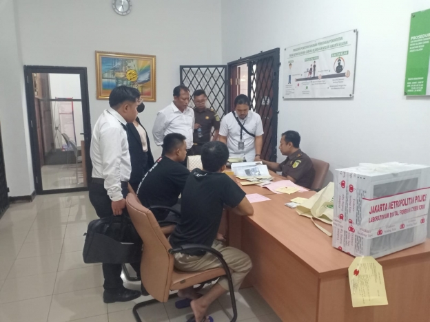 Polda Metro limpahkan dua tersangka kasus hoax barbuk pakaian impor. (Foto: PMJ/Ist).