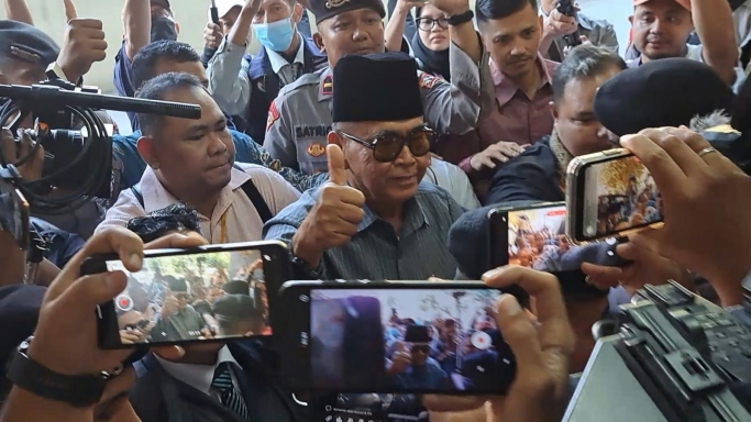 Pimpinan Pondok Pesantren Al Zaytun, Panji Gumilang memenuhi panggilan penyidik Bareskrim Polri. (Foto: PMJ News/Fajar)