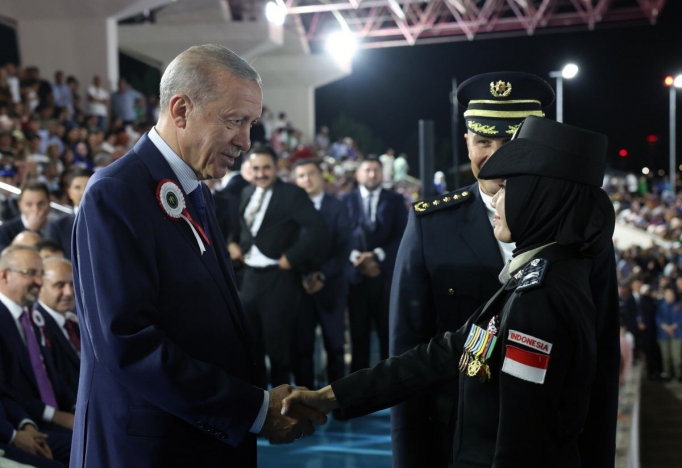 Penghargaan kepada Polwan Polda Jatim Briptu Tiara Nissa Zulbida. (Foto: PMJ News)