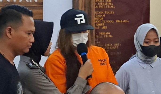 Karenina Maria Anderson ditangkap polisi terkait dugaan penyalahgunaan narkotika. (Foto: PMJ News/Fajar)