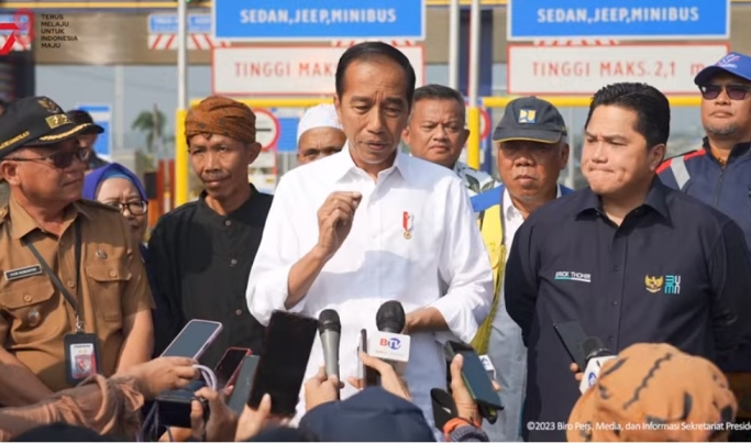 Presiden Jokowi dan jajarannya. (Foto: YouTube Setpres)