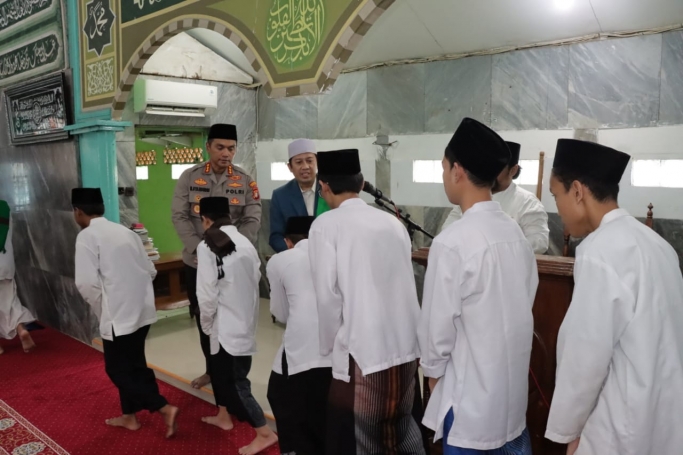 Polres Jakbar silaturahmi dengan pimpinan ponpes Al Wasilah. (Foto: PMJ News)