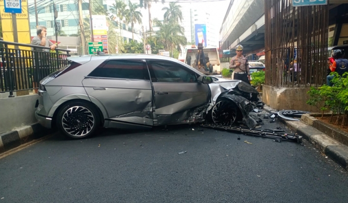 Seunit mobil listrik mengalami kecelakaan tunggal menabrak dinding tiang bekas monorel di Jalan Rasuna Said, Jakarta Selatan. (Foto: PMJ News/TMC Polda Metro Jaya)