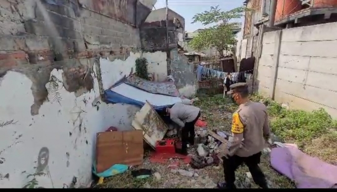 Polsek Palmerah kembali menggerebek Kampung Boncos. (Foto: PMJ News)