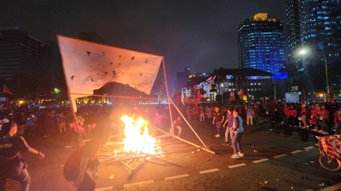 Buruh melakukan aksi bakar ban di jalanan dekat Patung Kuda. (Foto: PMJ/Medsos).