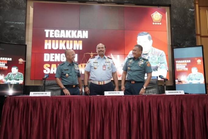 Kapuspen TNI Laksda TNI Julius Widjojono bersama Danpuspom TNI Marsda TNI Agung Handoko dan jajarannya. (Foto: PMJ News)