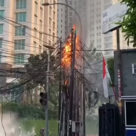 Kabel semrawut di Jalan Pakubuwono terbakar. (Foto: IG: InfoJkt24)