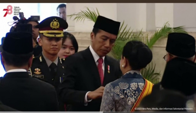 Presiden Joko Widodo memberikan tanda kehormatan kepada 18 tokoh nasional. (Foto: Screenshoot YouTube Setneg)