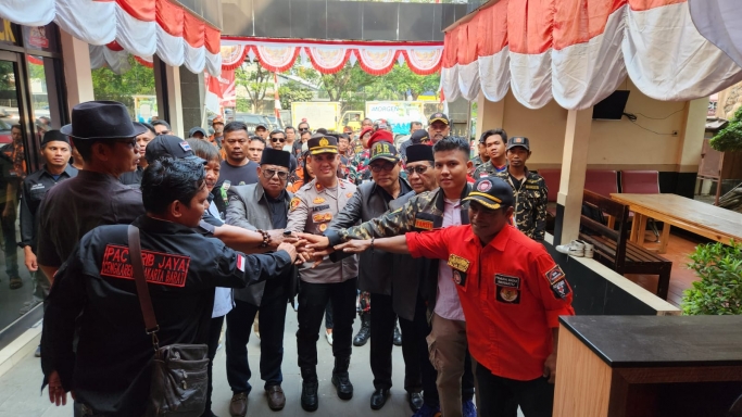 Musyawarah ormas di halaman Polsek Cengkareng. (Foto: PMJ News)