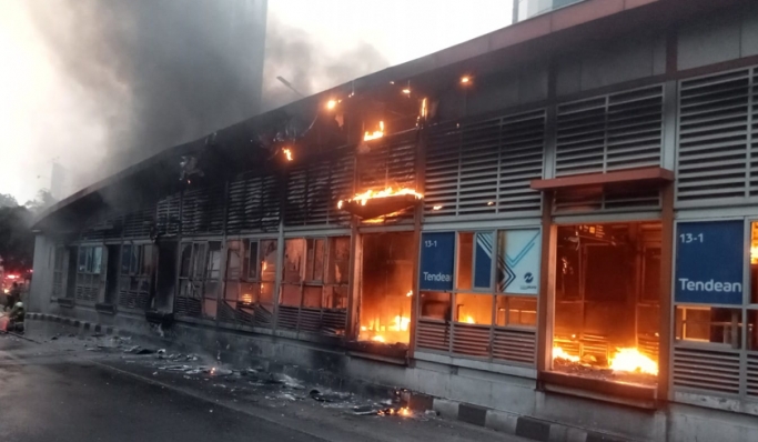 Kebakaran menghanguskan Halte Transjakarta Tendean, Jakarta Selatan. (Foto: PMJ News/Istimewa)