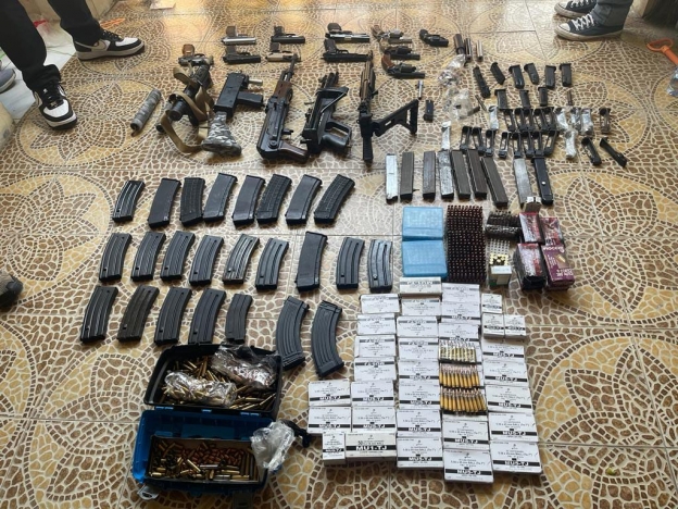 Barang bukti senjata api dari penangkapan teroris di Bekasi. (Foto: PMJ/Ist).