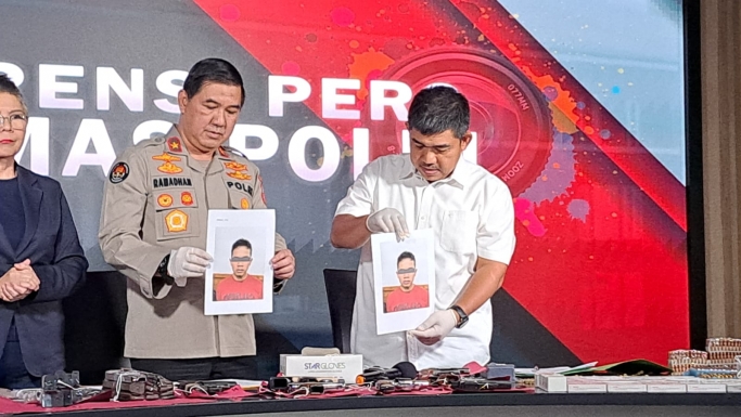 Juru Bicara Densus 88 Antiteror Polri Kombes Pol Aswin Siregar tunjukkan foto pelaku. (Foto: PMJ/Fajar).