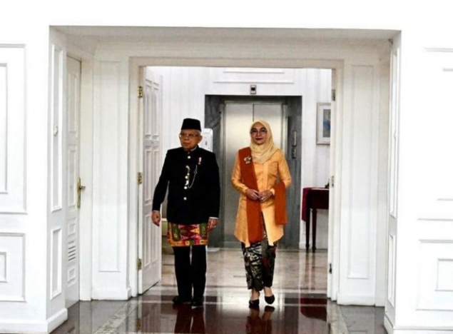 Wakil Presiden KH Maruf Amin dan istri mengenakan baju adat khas Betawi Demang. (Foto: IG Wapres).