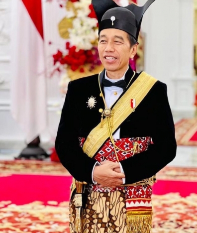 Presiden Jokowi mengenakan baju Ageman Songkok Singkepan Ageng. (Foto: IG Jokowi)