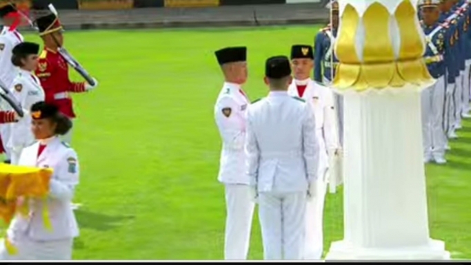Tim Paskibraka mengibarkan Bendera Sang Saka Merah Putih. (Foto: Screenshoot YouTube Setpres)