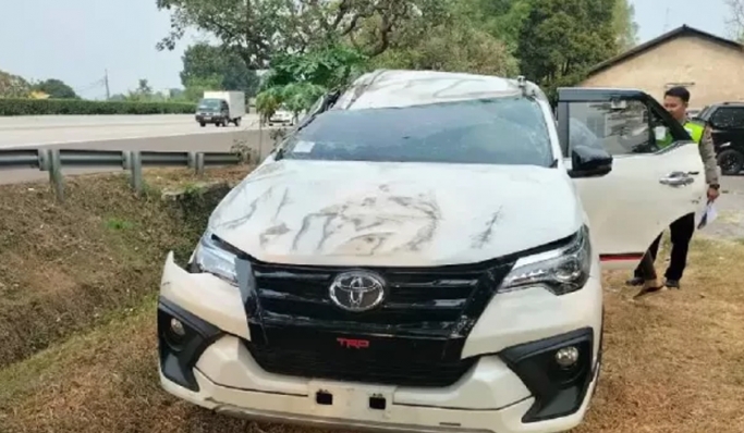 Mobil Fortuner mengalami kecelakaan tunggal terjadi di ruas Tol Cijago KM 22:700. (Foto: PMJ News/Dok Satlantas Polres Metro Depok)