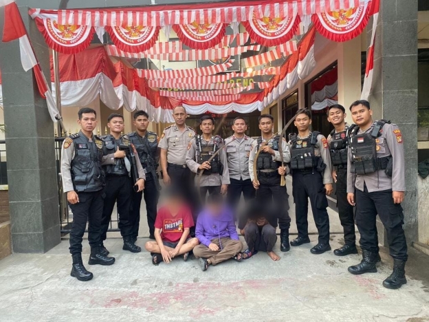 Tim Patroli Perintis Presisi Polres Metro Jakarta Barat mengamankan sejumlah remaja di Cengkareng. (Foto: PMJ News)