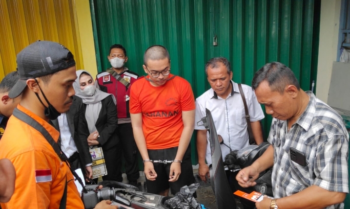 Tersangka Altafasalya Ardnika Basya hadir di proses rekonstruksi kasus pembunuhan mahasiswa UI. (Foto: PMJ News)