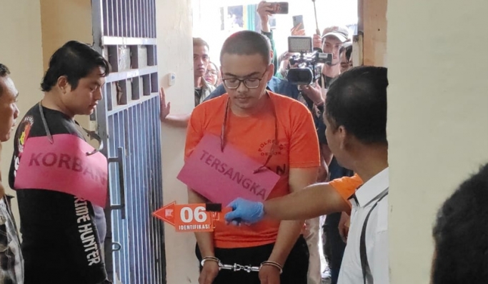 Tersangka Altafasalya Ardnika Basya dihadirkan dalam proses rekonstruksi kasus pembunuhan mahasiswa UI. (Foto: PMJ News)