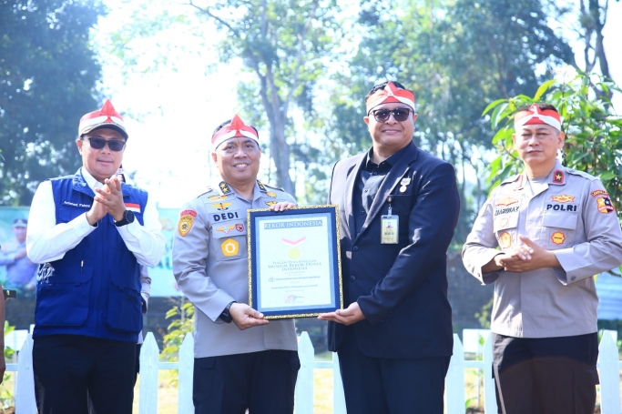 2 penghargaan MURI diterima Kapolri yang diwakilkan As-SDM Irjen Pol Dedi Prasetyo. (Foto: PMJ News)