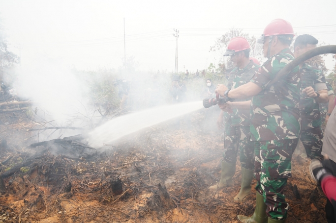 Petugas gabungan atasi masalah karhutla. (Foto: PMj News)