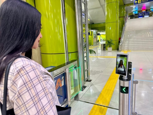 Boarding Face Recognition di Stasiun Gambir. (Foto: PMJ News)