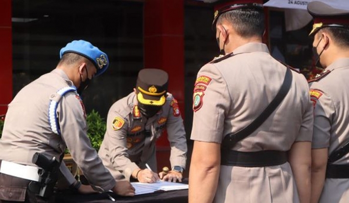 Kapolres Metro Jakarta Selatan, Kombes Pol Ade Ary Syam Indradi memimpin Sertijab Kapolsek Hingga Kabagops. (Foto: PMJ News/Istimewa)