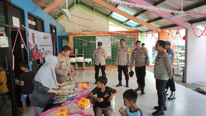 Polsek Tamansari distribusikan buku bacaan kepada anak-anak yang berada di RPTRA. (Foto: PMJ News)