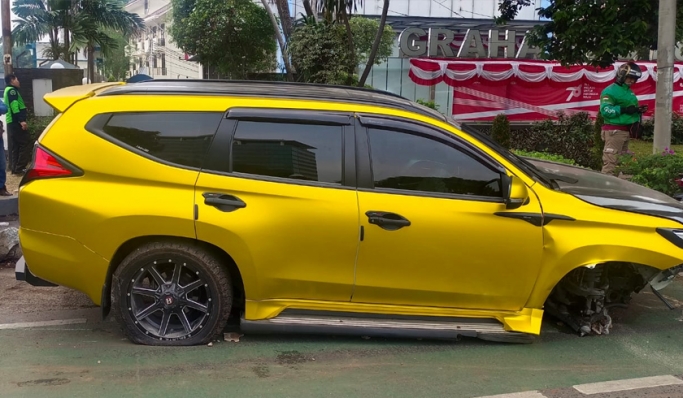 Kecelakaan lalu lintas terjadi di Jalan S Parman, tepatnya di depan KFC, Palmerah, Jakarta Barat. (Foto: PMJ News/Fajar)