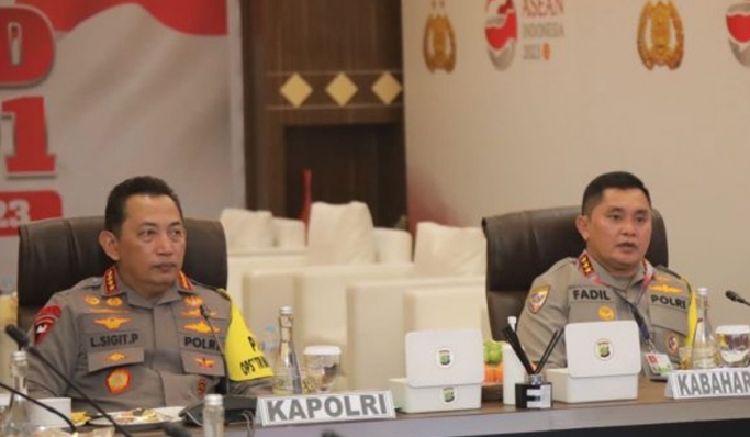 Kapolri Jenderal Listyo Sigit Prabowo kunjungi dan melakukan analisa pengamanan KTT ASEAN di Posko Command Center Polri. (Foto: PMJ News)