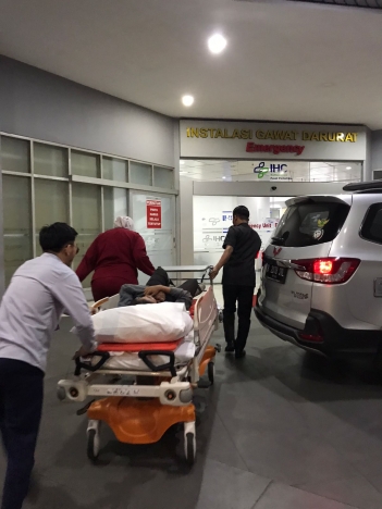 Jurnalis korban tabrak lari dibawa ke rumah sakit. (Foto; PMJ/Ist).