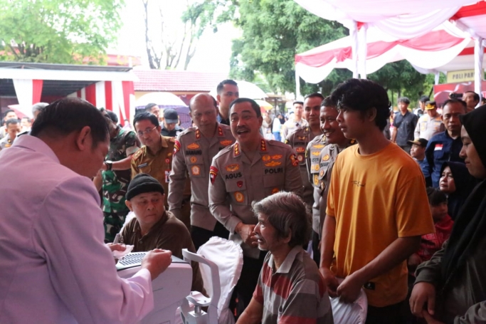 Wakapolri Komjen Pol Drs Agus Andrianto dan jajaran meninjau pelaksanaan bakti kesehatan dan bakti sosial. (Foto: PMJ News)