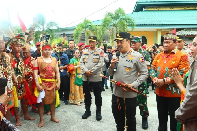 Wakapolri Komjen Pol Drs Agus Andrianto, S.H., M.H dianugerahi dan dikukuhkan sebagai warga kehormatan Dayak Kalimantan Tengah. (Foto: PMJ N