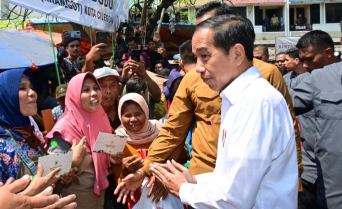 Presiden Jokowi saat melakukan peninjauan di Pasar Kranggot, Cilegon. (Foto: PMJ News/BPMI Setpres)