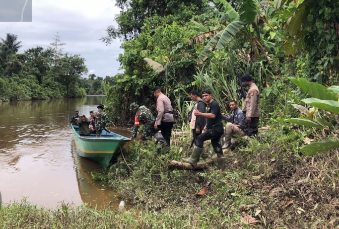 Aparat TNI-Polri melakukan penggerebekan pabrik pembuatan miras ilegal. (Foto: PMJ News)