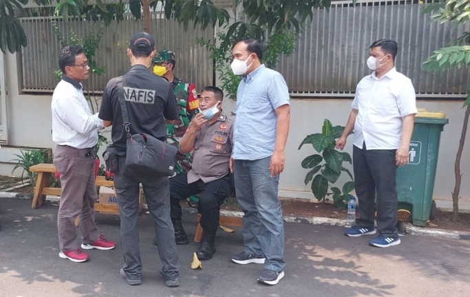 Polisi menyelidiki kasus temuan dua jasad tinggal kerangka di kawasan Cinere, Depok. (Foto: PMJ News)