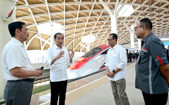 Menteri Perhubungan Budi Karya Sumadi mendampingi Presiden Jokowi saat uji coba Kereta Cepat Jakarta-Bandung. (Foto: PMJ News/Dok Kemenhub)