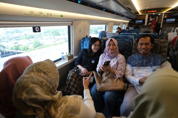 Uji coba operasional KA Cepat dengan penumpang.