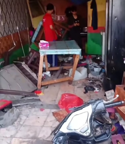 Rumah makan yang ditabrak sopir angkot. (Foto: PMJ/Ist).