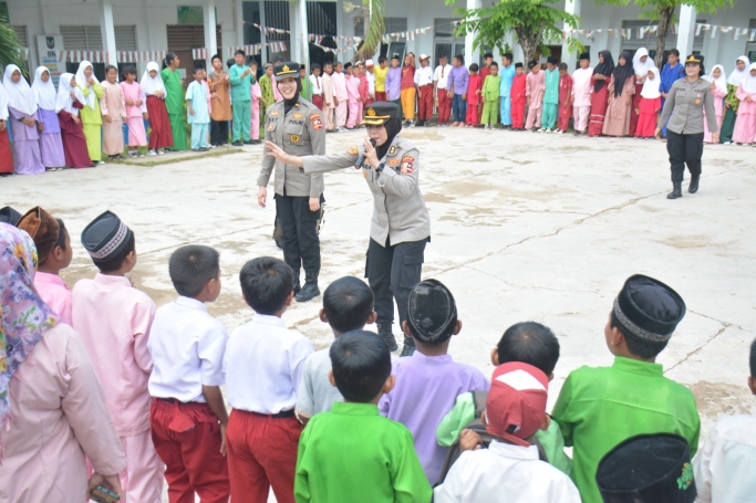 Polwan RI melaksanakan giat Sosial di Pulau Rempang. (Foto: pMJ News)