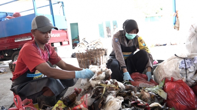 Briptu Veronita bersama masyarakat tangani masalah sampah di Pasar Jetis, Ponorogo.  (Foto: PMJ News)