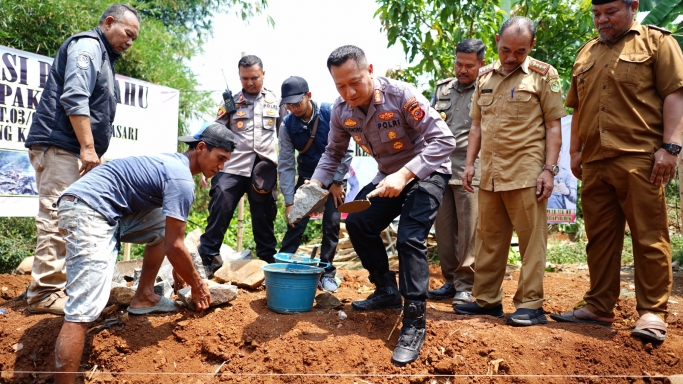 Polresta Bandung Polda Jabar memperbaiki rumah.. (Foto: PMJ News)