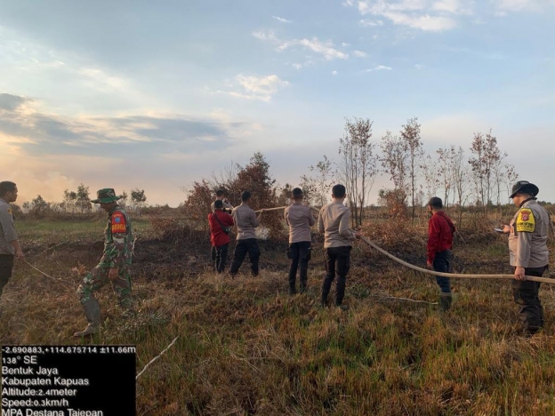 Kepolisian Sektor Kapuas Murung jajaran Polres Kapuas, Polda Kalteng, bersama dengan Tim Poslap Destana Tajepan berhasil meredam dan memadamkan api. (Foto: PMJ News)