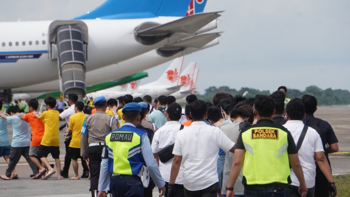 Serah terima 153 tersangka WNA Tiongkok kepada Ministry of Public Security of Republik Rakyat Tiongkok. (Foto: PMJ News)